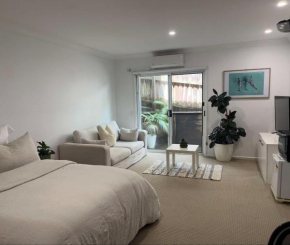 Cozy Studio with Private Entrance & Ensuite